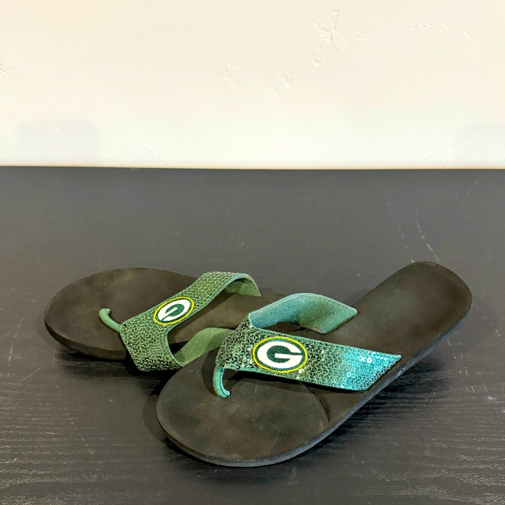 EUC ONLY WORN ONCE! Women’s Green Bay Packers sandals size 8
